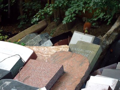 Apple mourning memorial