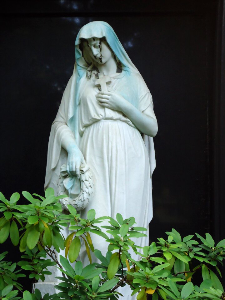 Grieve figure memorial