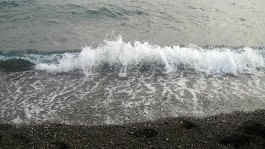 Water bubbles tiny waves