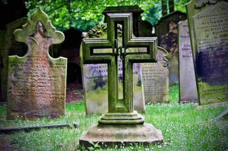 Death monument religion