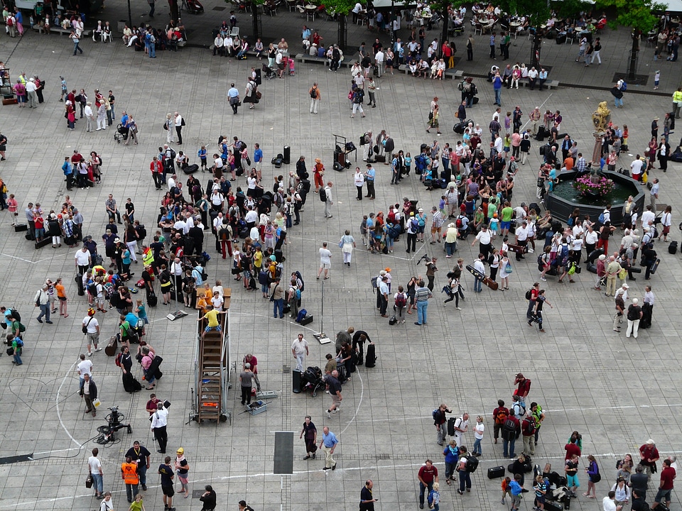 Meeting demonstration crowds