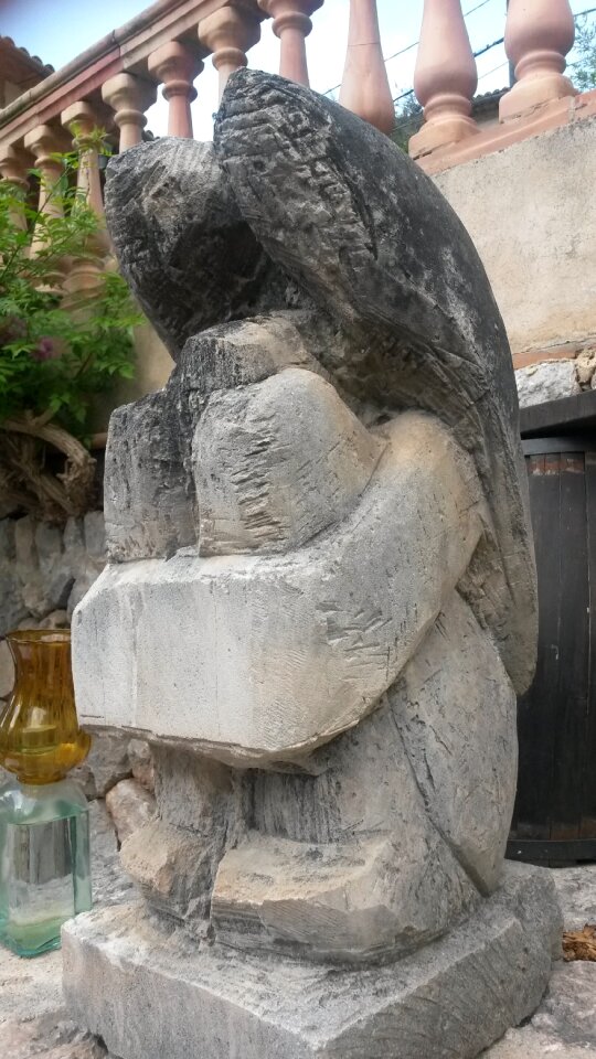 Kummer stone sculpture