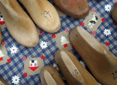 Forms shoemaker shoe