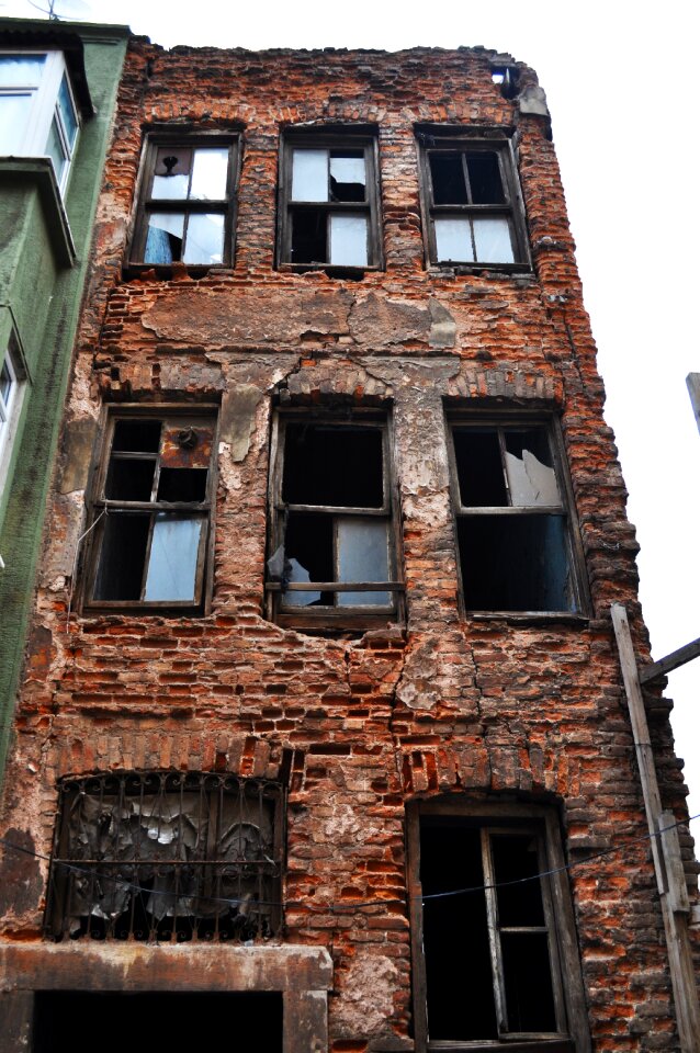Ruin brick building balat