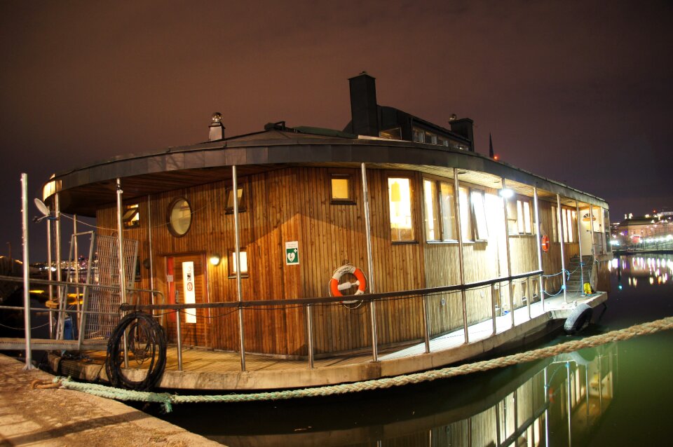 Houseboat night boat