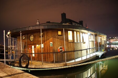 Houseboat night boat