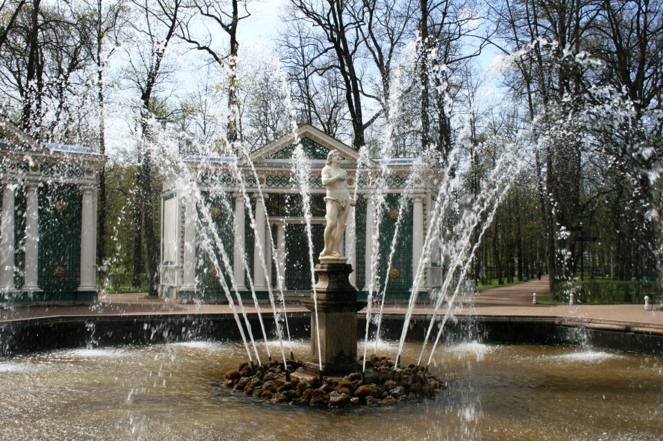 Spouting spraying pond