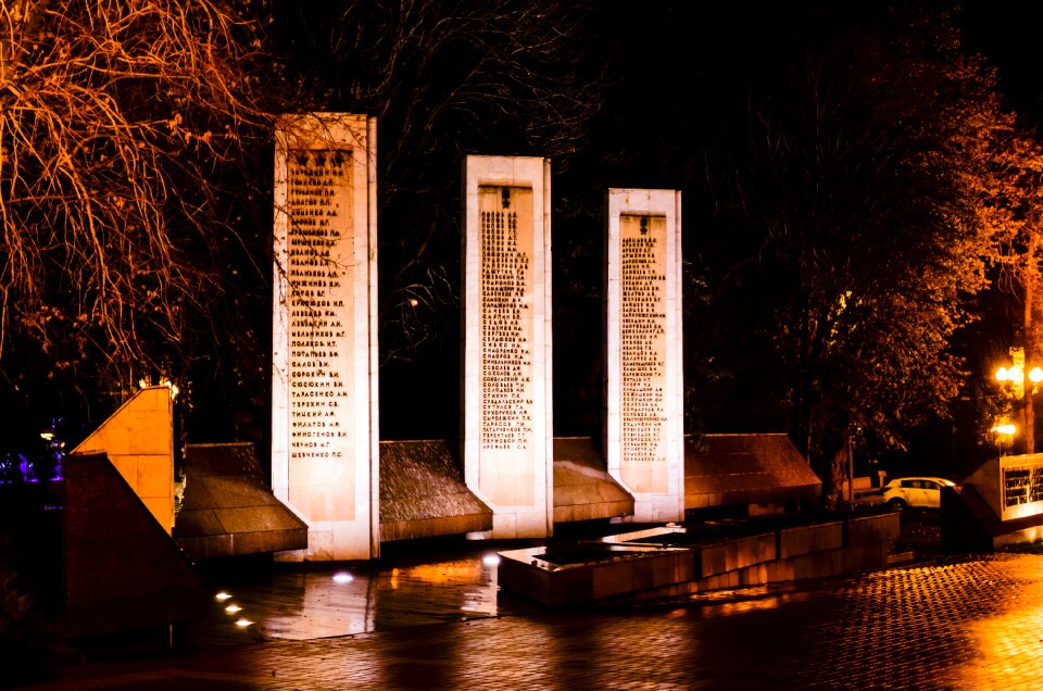 Monument night rain