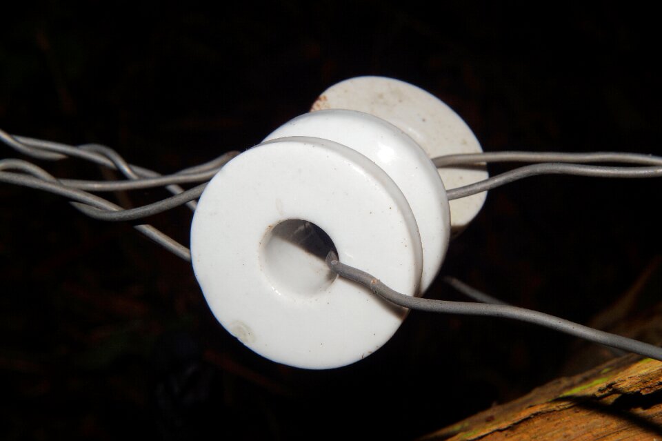 Electric fence pasture fence mount