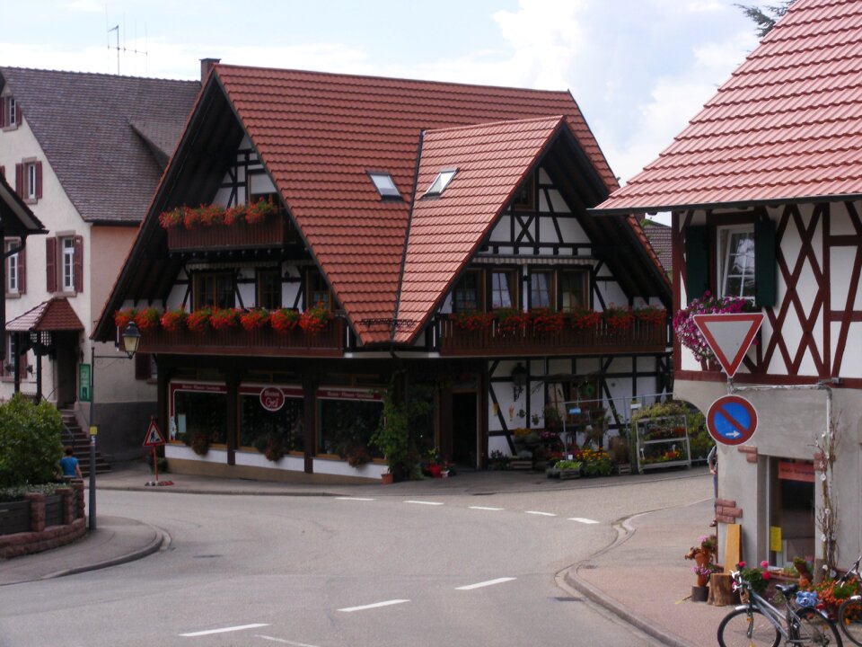 Fachwerkhaus houses the curve of road