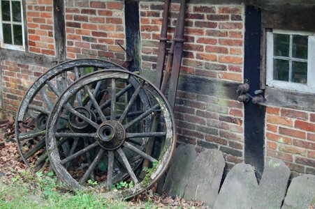 Old wheels wooden wheel farmhouse
