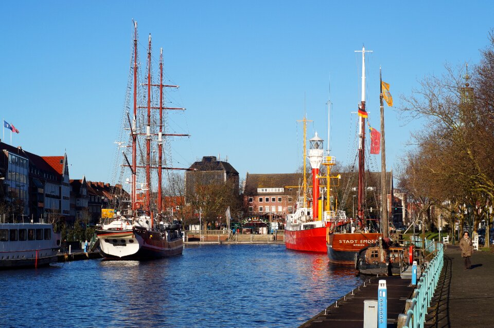 Houses sailing ships city photo