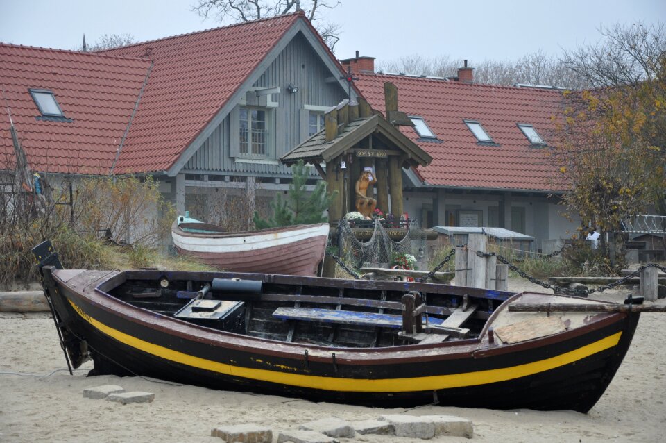 The coast building fishing boat