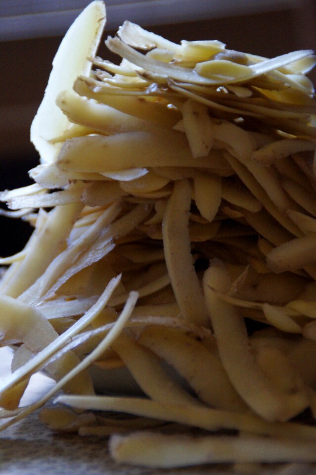 Waste peeled potato peeler
