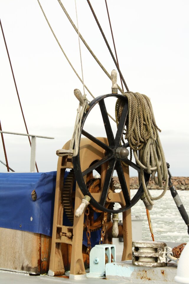 Sailing boat shallows ropes