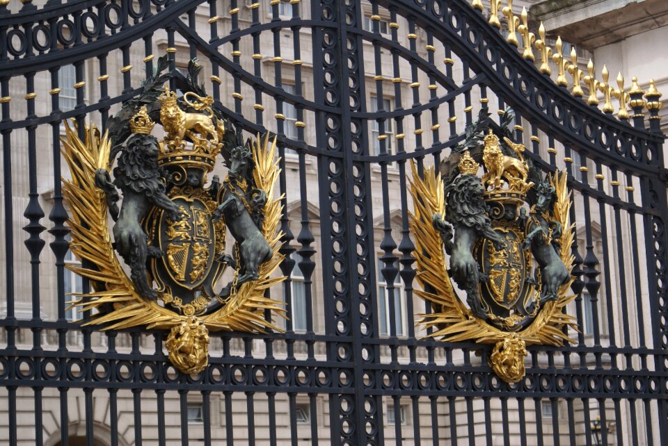 Buildings buckingham palace gates symbol