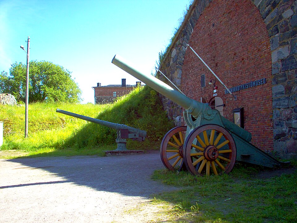 Guns summer sunshine suomenlinna