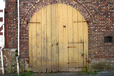 Lapsed barn brick