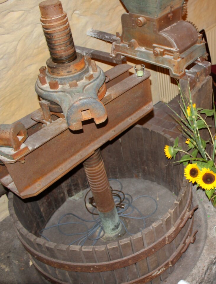 Round wine spindle press wood basket
