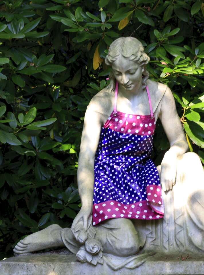 Mourning apron tombstone