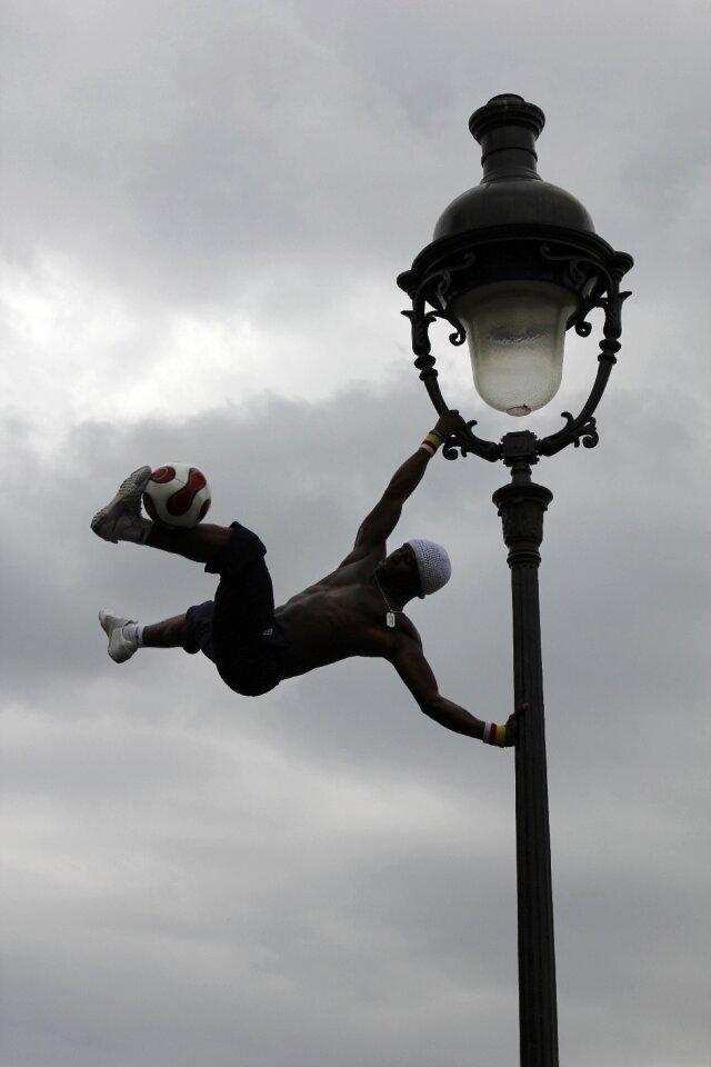 Montmartre lantern ball art