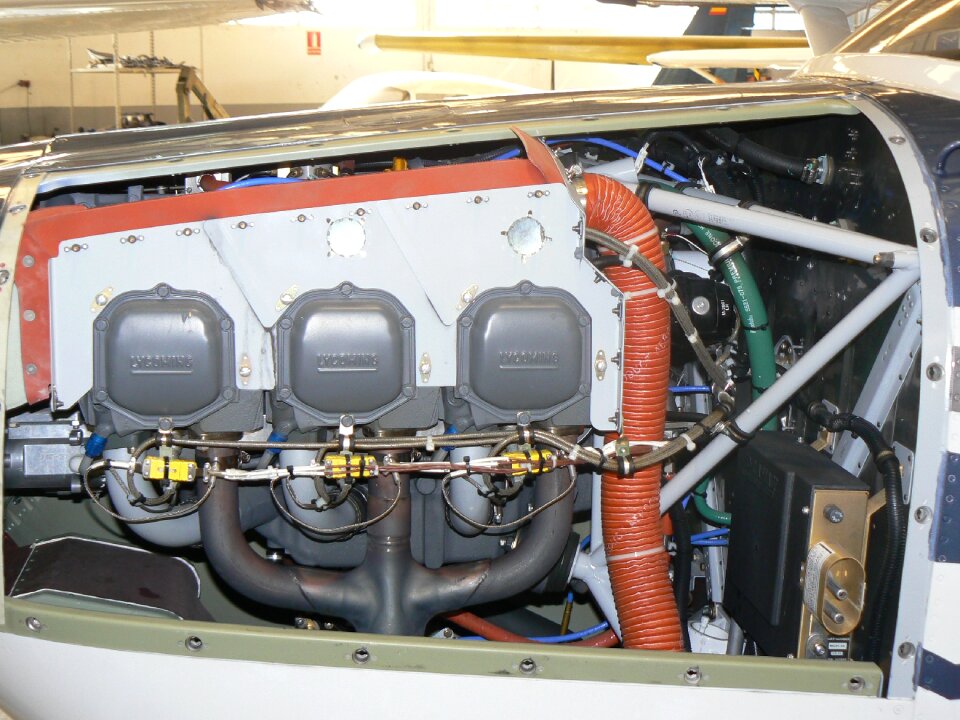 Engine aircraft fly