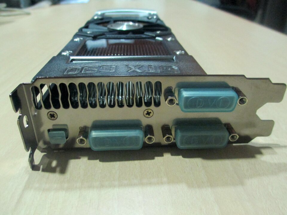 Gigabyte gtx690 frontal