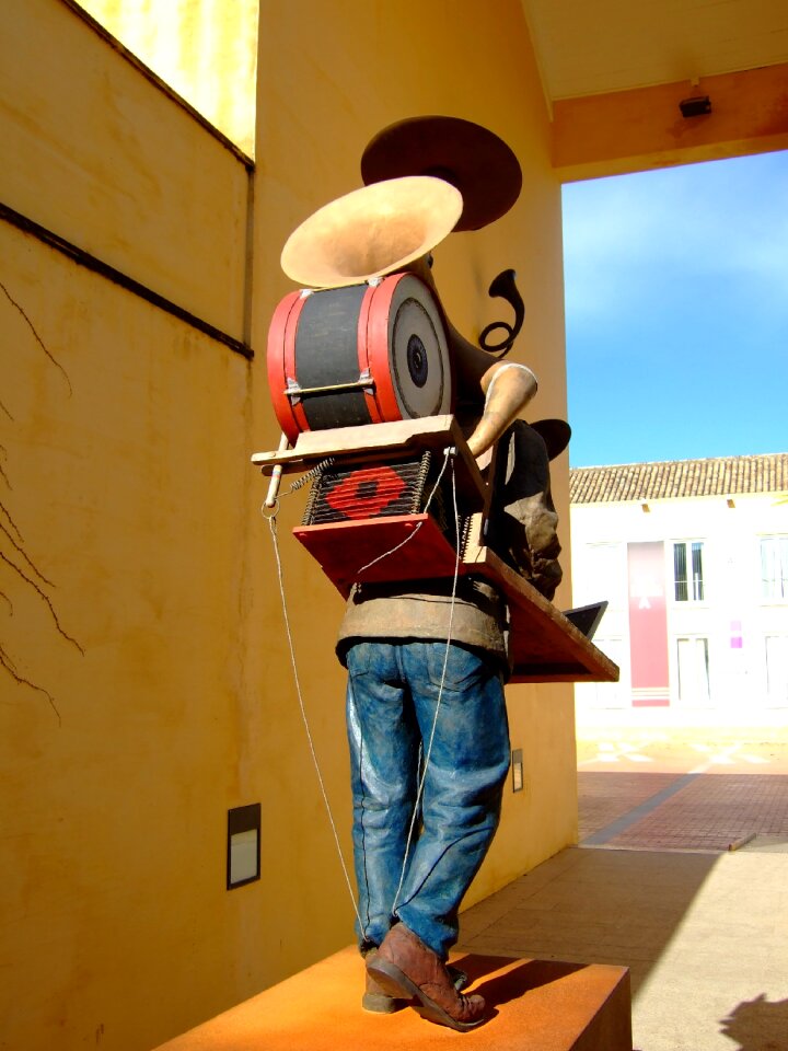 Spain sculpture one man band