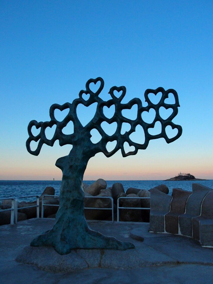 Sculpture hart sunset