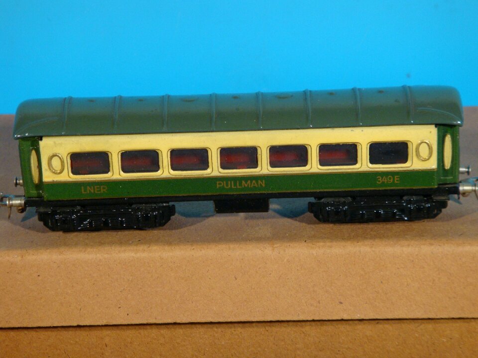 Track 00 model railway train