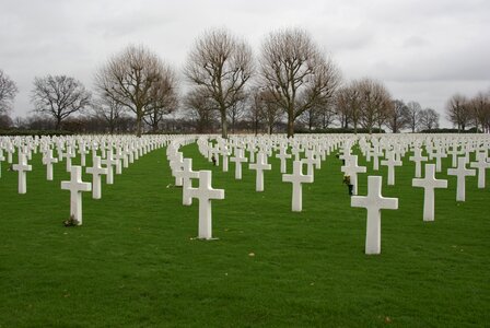 Commemorate second world war grave photo