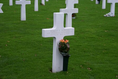 Commemorate second world war grave photo
