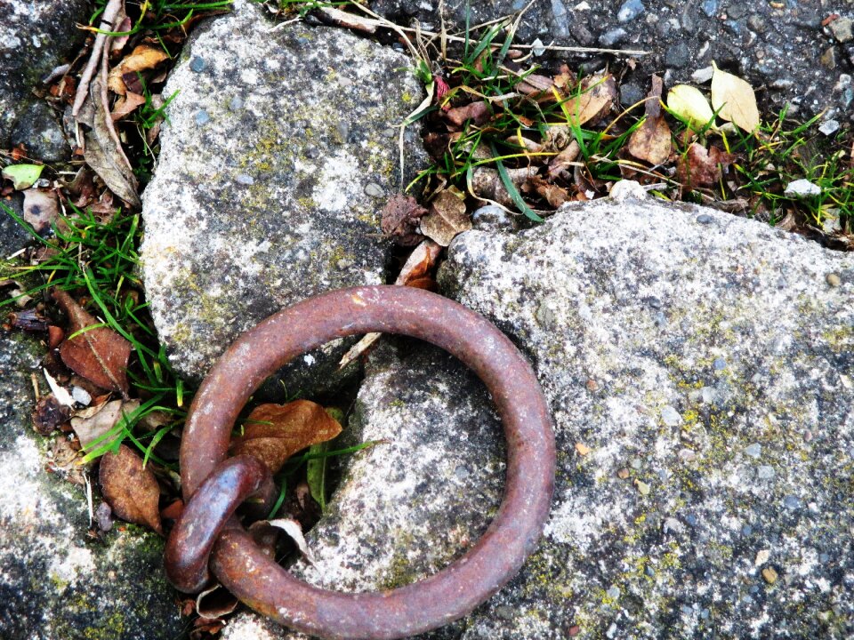 Rappelling ring round stones