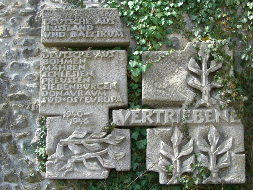 Monument to displaced persons foliage steinmetz