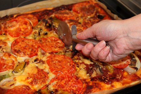 Eat pizza cutter hand