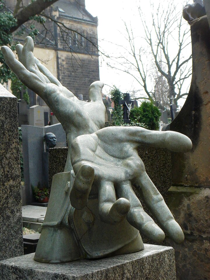 Memorial cemetery statue