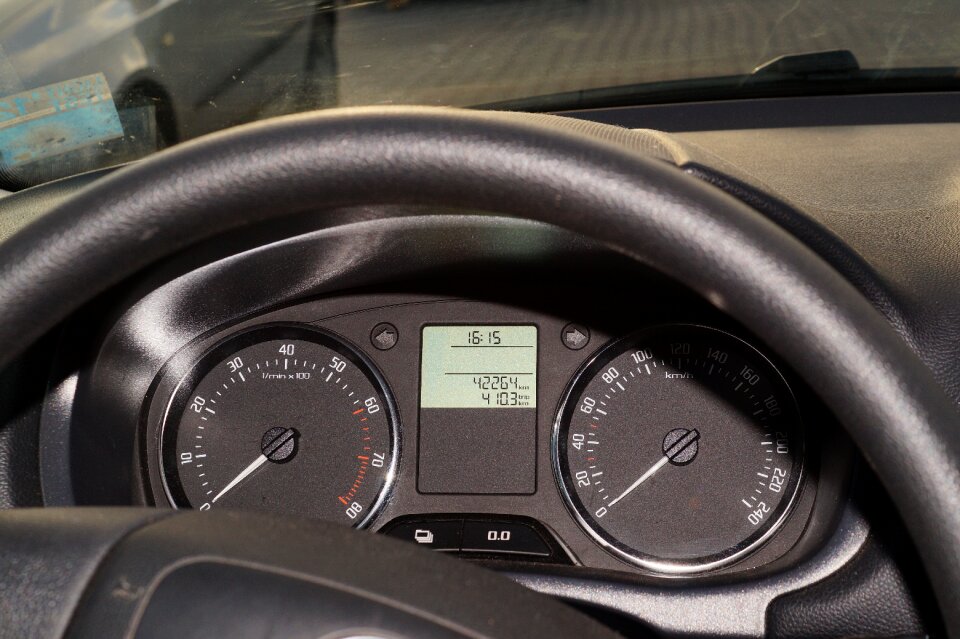 Steering wheel kilometer display speed