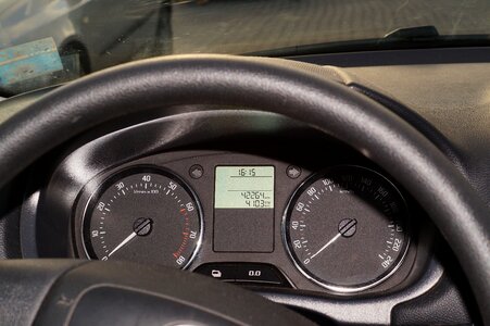 Steering wheel kilometer display speed