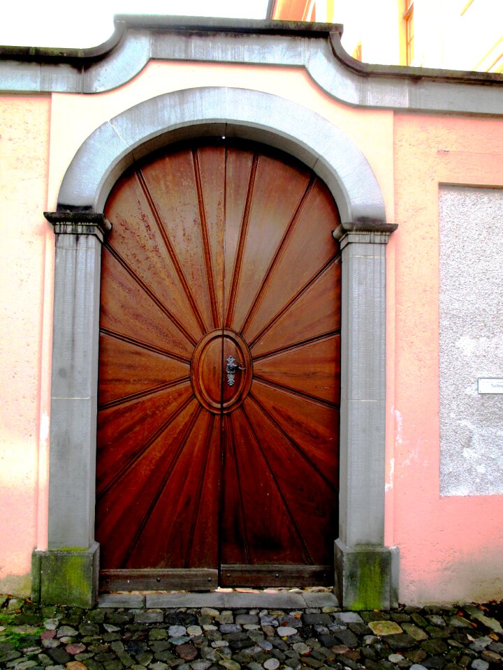 Entrance to the yard wood structures archway below bemoost