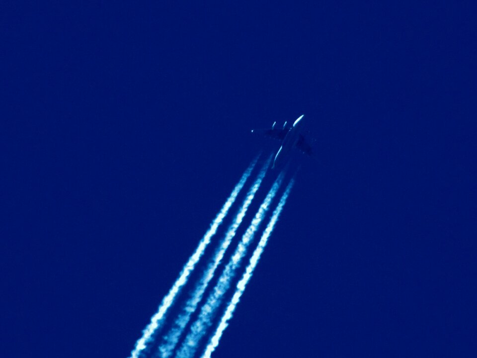 Aircraft contrail flight
