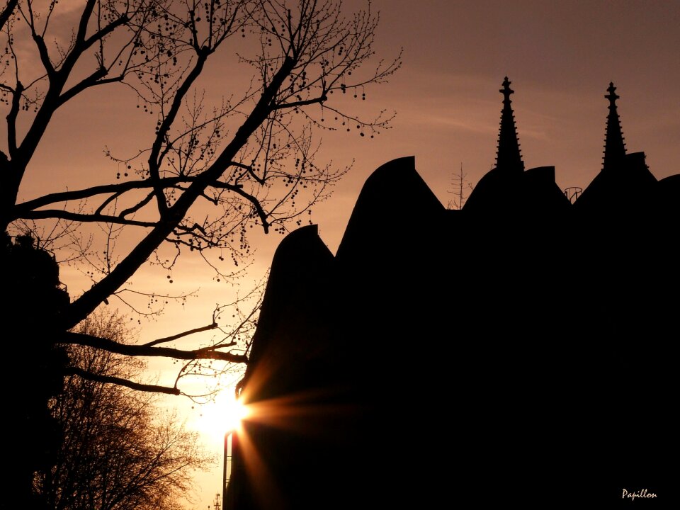 Silhouette city dom