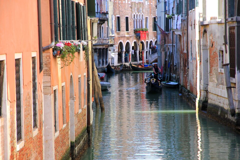 Gondoliers channels water