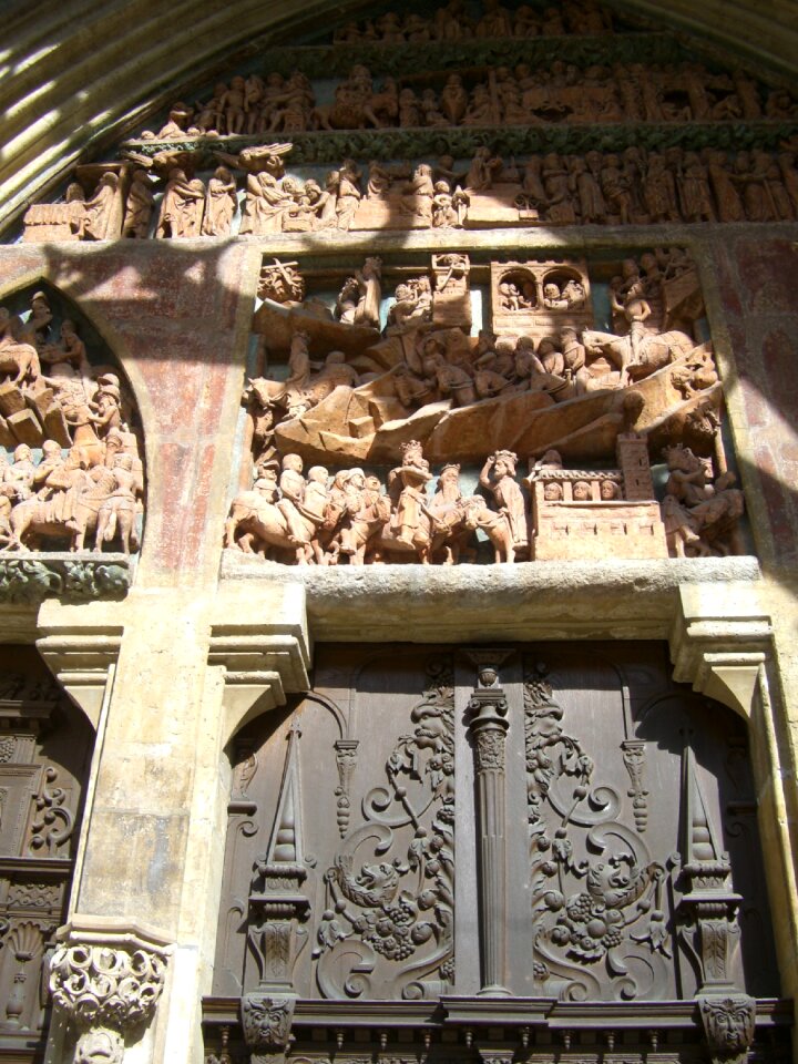 Frieze relief door
