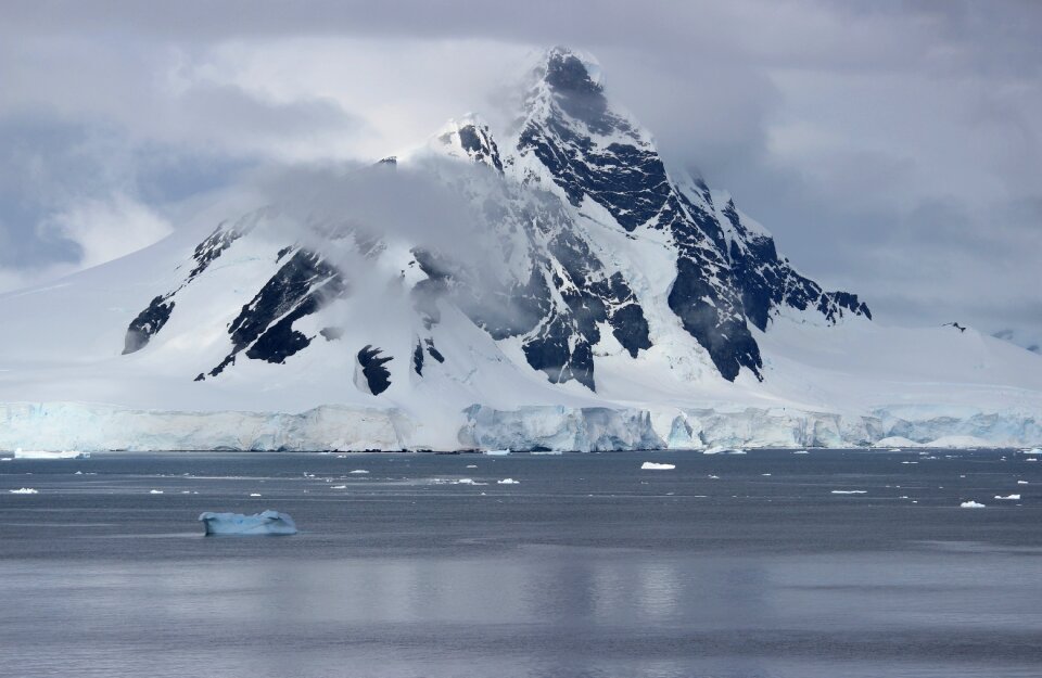 Floating chunks clouds ice