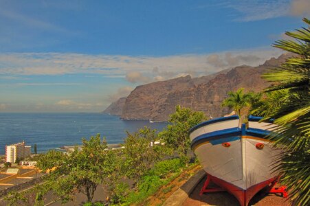Los gigantes boat coast