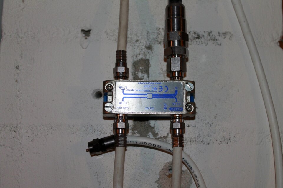 Antenna connector cable technology