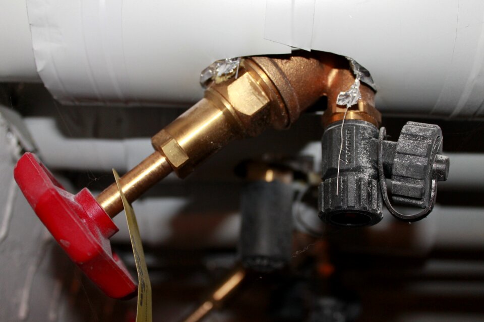 Heating pipes valve screw cap