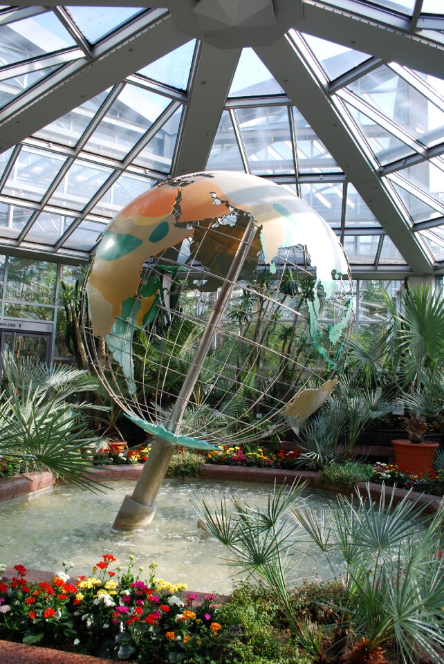 Sculpture globe planet