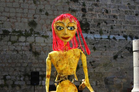 Statue puppet theatre