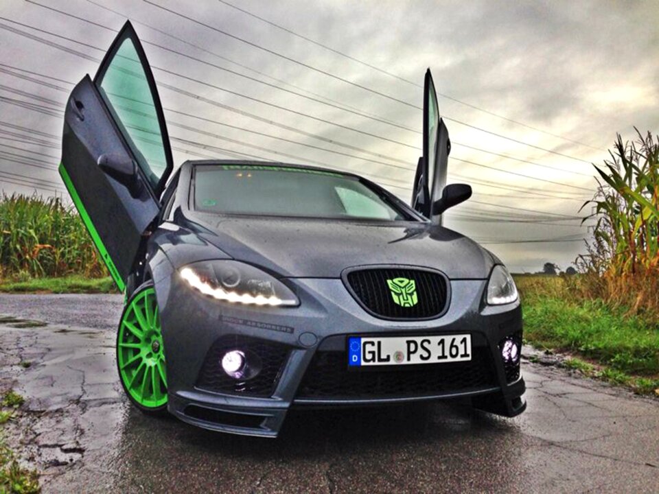 Gull wing doors technology vehicle